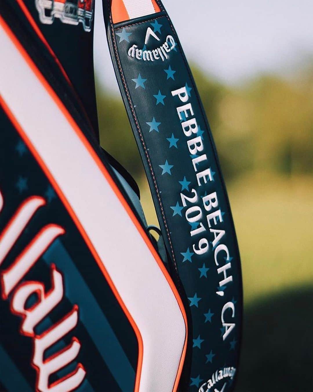 キャロウェイゴルフ（Callaway Golf）さんのインスタグラム写真 - (キャロウェイゴルフ（Callaway Golf）Instagram)「今週のメジャー第3戦「全米オープン」 の会場はペブルビーチ。 開催地をテーマにした今回のゴルフバックには、 ゴルフトーナメント創設者の歌手にちなんだマイクロフォンと、名車が集う自動車イベントを表現した古いクルマのイラストがデザインされています。 星条旗の3色がアメリカらしいですね。 キャロウェイ・スタッフプレーヤーの皆さんにエールをお願いします！！ #callaway #キャロウェイ #callawaygolf #キャロウェイゴルフ#golf #ゴルフ  #CALLAWAYEXCLUSIVE  #teamcallaway」6月11日 17時09分 - callawaygolf_japan