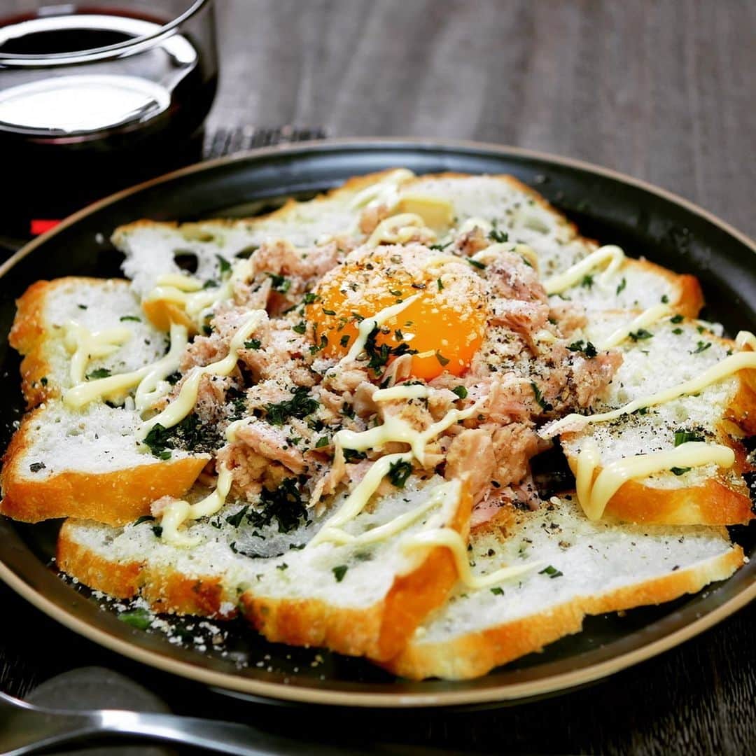 のインスタグラム：「おうちのおつまみにしては、おしゃれすぎるでしょうか？🥚🧀🍷🥖 「ツナ缶」に卵黄とマヨネーズ、粉チーズを混ぜたらカルボナーラ気分が味わえた【かめきちパパ】 https://www.hotpepper.jp/mesitsu/entry/kamekichipapa/19-00032  #mesitsu #メシ通 #グルメ #ツナ缶 #卵 #マヨネーズ #粉チーズ #カルボナーラ #ワインに合う #ワインのつまみ #酒の肴 #レシピ #レシピブログ #兵庫 #かめきちパパ #egg #gratedcheese #carbonara #mayonnaise #tuna #cannedtuna #easy #delicious #recipe #recipeblog #hyogo #kamekichipapa #japan」