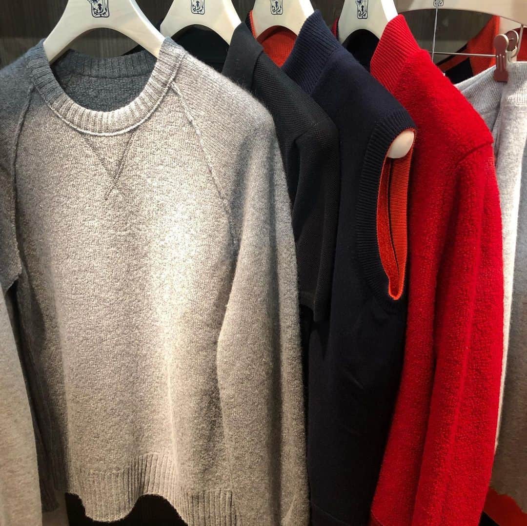Johnstonsさんのインスタグラム写真 - (JohnstonsInstagram)「Lightweight cashmere pieces are perfect for home, work and travel. Chunky sweaters and reversible fleece garments offer extra warmth to bridge the gap between seasons.  #SS20 #Springsummer2020 #theartist #chunkykniwear #transeasonal #lightweight #cashmere #merinowool #PittiImagine #pu96 #pitti #seasonalcolours #wovenaccessories #navyandred #grey #reversible」6月11日 17時09分 - johnstonsofelgin