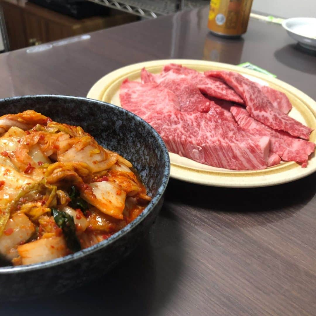 りーまるさんのインスタグラム写真 - (りーまるInstagram)「焼肉屋さんが買いに来るお肉屋さん スワイプしてね▶︎▶︎▶︎ ・ #りーまる #サロモ #サロンモデル #インフルエンサー #フリーモデル#フリーランスモデル#撮影データ #撮影モデル募集 #広告モデル #ファッション ・ ・ ・ ・ ・ ・ ・ 教えたくないくらいおすすめな #毎日屋 🐮 ・ ・ ・ ここは焼肉屋さんが仕入れで買いに来るお肉屋さんで、 恵比寿なんかで食べるお肉より はるかに美味しかったりします🙊💓 ・ ・ ・ 特にカルビとキムチが私の推し！ 脂が甘くてほんとーーーに美味しいのです！！ いや、ハラミもおいしいし、、、 タンも美味しいです🤤🌟笑 ・ ・ ・ 今回荒川の土手で撮影したのを機に 情報解禁してみちゃいました！笑 ・ ・ 我が家はいつもお父さん車で わざわざ買い出し行っております😂✊ ・ ・ 美味しいものへの貪欲さは 完全に父譲りなんです🐶🌟 ・ ・ ・ ・ ・ ・ ・ ・ ・ ・ ・ ・ ・ ・ ・ ・ 〈 撮影依頼募集中〉 6月後半、7月以降の 撮影依頼おまちしてます♪ DMくださると嬉しいです💐 よろしくお願い致します☺︎ ・ ・ ・ ・ #アパレルモデル #りーまるグルメ #ポートレートモデル #被写体モデル#カメラマンさんと繋がりたい #サロンモデル募集 #作品撮り #ダイエット #写真好きな人と繋がりたい  #美容好きな人と繋がりたい #写真撮ってる人と繋がりたい #北千住 #青空 #女子力アップ #河川敷#東京グルメ #荒川 #下町グルメ #焼肉」6月11日 17時09分 - riii_maru162cm