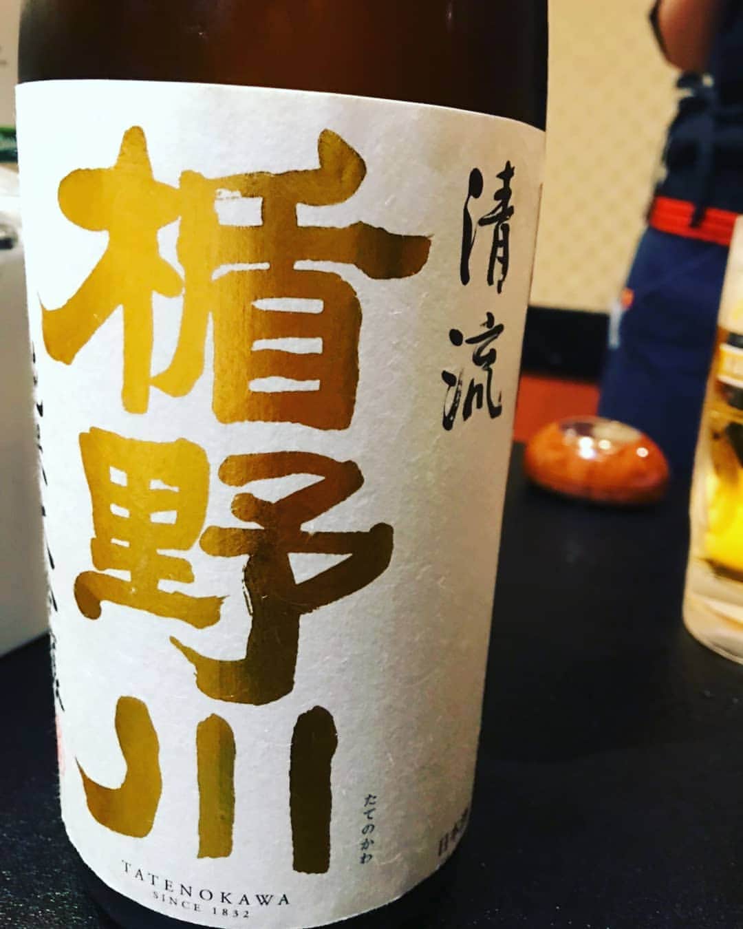 石川奈津紀さんのインスタグラム写真 - (石川奈津紀Instagram)「【久々の…🍶】 およそ１ヶ月半ぶりの日本酒🍶 @healthy_ishikawa に書きましたが、ボディメイクの大会のためお酒を絶っていました！ ひさびさに飲んだ日本酒は勝利の美酒でした😍❤️ なによりみんなでわいわい飲めるのがたのしかった～☺️ 喜びで、味はおぼえてません。笑 美味しく楽しく飲めれば、記録ばっかりじゃなくてもいい🙌 * #ど辛 #楯野川 #伯楽星 #地酒 #東北 #日本酒 #日本酒女子 ひさびさの#ポン酒タグラム #日本酒好きな人と繋がりたい #ごちそうさまでした」6月11日 17時05分 - natsukiishikawa1011