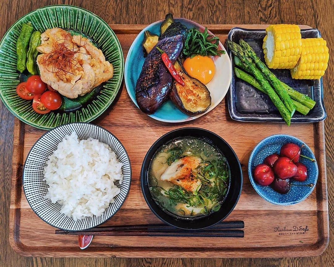 ソンイのインスタグラム：「夏野菜が美味しい季節に🤤🌻﻿ 豚肉のみそ生姜焼きでスタミナもつけよう〜💪🏻な #ソンイ飯 👩🏻‍🍳﻿ レシピも紹介するね🐷🍚💗﻿ ﻿ 🐷豚肉のみそ生姜焼き﻿ 🍆茄子の照り焼き﻿ (旦那さんは茄子NGだからエリンギver)﻿ 🌽茹でとうもろこし & アスパラのグリル﻿ 🍲ちくわとネギのお味噌汁﻿ 🍚白米﻿ 🍒チェリー﻿ ﻿ 🐷豚肉のみそ生姜焼きレシピ🐷﻿ 【材料】﻿ 豚ロース :  2人前分﻿ 生姜 :  大きめひとかけ﻿ (ポイントはチューブじゃなく粗めにすりおろしてね)﻿ ☆味噌 & 酒 :  大1﻿ ☆みりん & 砂糖 :  小2﻿ ごま油 :  適量﻿ ﻿ 【作り方】﻿ ①ジップロックかポリ袋に、豚肉 & すりおろした生姜 & ☆ を入れて揉み込み10分ほど漬け込む。﻿ ﻿ ②フライパンにごま油(サラダ油でも可)を入れて、お肉を漬け込んだタレごと入れて、蓋をして蒸し焼きに。﻿ ﻿ ③ひっくり返して両面焼けたら皿に盛り付けて、お好みで千切りキャベツを添えたり糸唐辛子乗せたり、漬け込む時に玉ねぎ入れたり、自由にアレンジしてね💗」