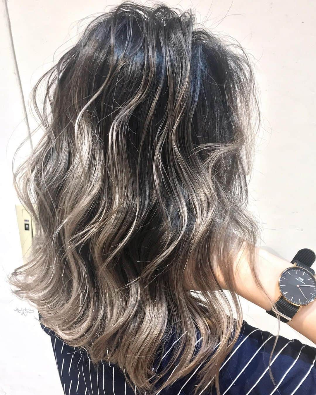 Takemi Yoshiokaさんのインスタグラム写真 - (Takemi YoshiokaInstagram)「hair color Balayage highlights  #ホワイトベージュ#グレージュ #グラデーションカラー ×  #バレイヤージュ  ______________________________________ BEBE 表参道 渋谷区港区南青山4-26-16 03-4627-1944 #青山美容室バレイヤージュtakemi #表参道美容室バレイヤージュtakemi  #hair  #バレイヤージュカラー #aoyama #表参道 #バレイヤージュハイライト  #青山美容室 #TAKEMI #表参道美容室 #今日のコーデ  #外人風カラー #ファッション #ハイライトカラー #ヘアスタイル #外国人風カラー #ケアブリーチ #balayage #fashion #バレイヤージュの出来る美容室 #hairstyle #外国人ヘア #外国人風カラー #highlights」6月11日 15時42分 - takemi12mg