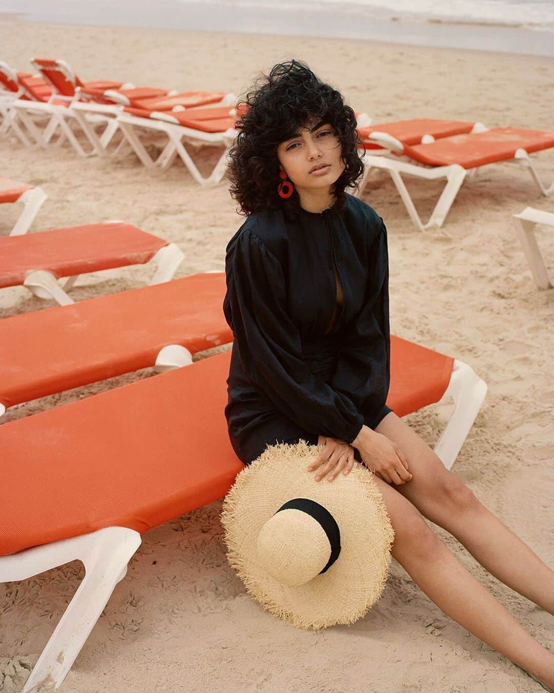 H&Mさんのインスタグラム写真 - (H&MInstagram)「THE SUNBLOCKER | Heading to the beach? Don’t forget to bring a hat! Find the 10 most essential summer accessories on hm.com/magazine. #HMMagazine  Hat: 0753581001 Black dress: 0738767002」6月11日 15時50分 - hm