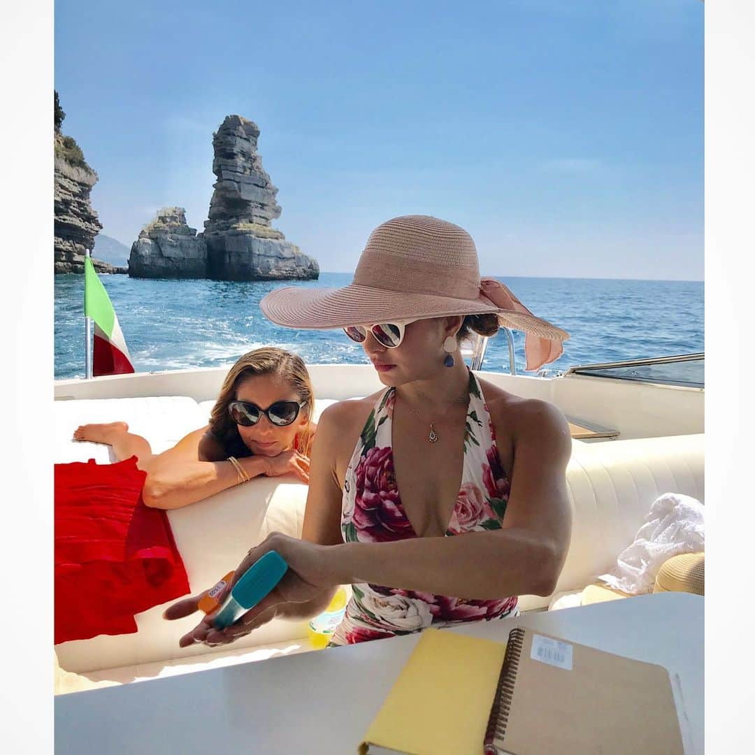 Jacqueline Fernandezさんのインスタグラム写真 - (Jacqueline FernandezInstagram)「Happy bday to my sissy poo Geri!! To always being nature babies, working on our bikini bodies but also never giving up on our coffee and croissants in the morning, wearing sunscreen (always!) and dancing like funny man in his thong! I love you 🥳💝」6月11日 15時43分 - jacquelienefernandez