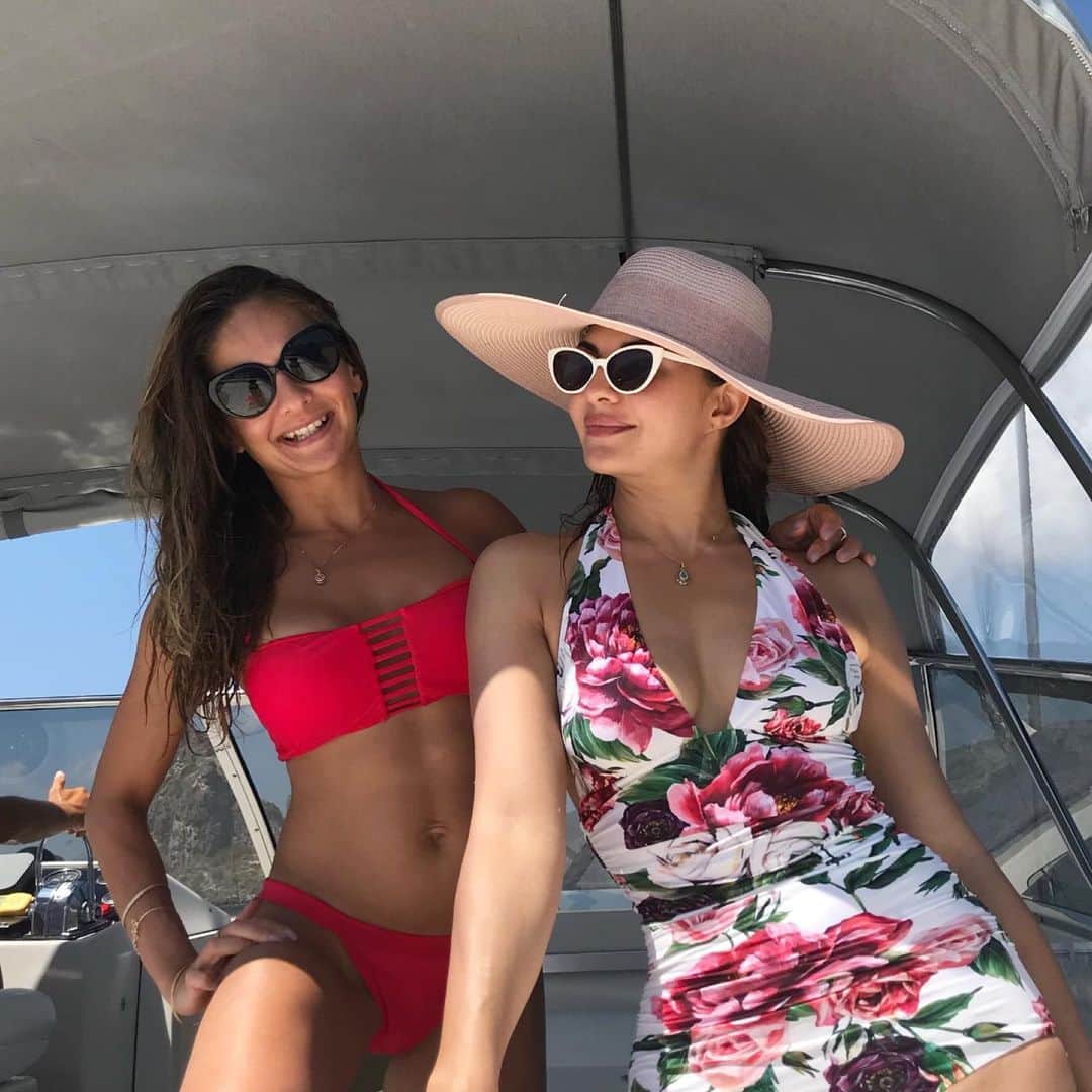 Jacqueline Fernandezさんのインスタグラム写真 - (Jacqueline FernandezInstagram)「Happy bday to my sissy poo Geri!! To always being nature babies, working on our bikini bodies but also never giving up on our coffee and croissants in the morning, wearing sunscreen (always!) and dancing like funny man in his thong! I love you 🥳💝」6月11日 15時43分 - jacquelienefernandez