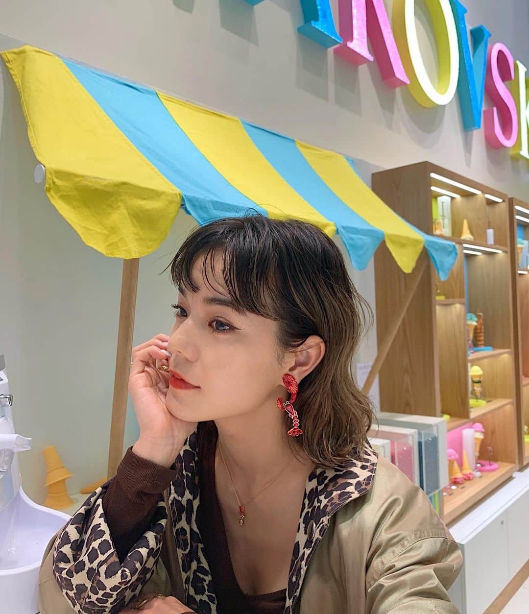 のインスタグラム：「@swarovski が6/1～6/23まで 表参道ヒルズでポップアップストアを 開催してるから遊びに来たよ💘🕺 6月13日まで 表参道ヒルズのメインエントランス前に フォトブースがあるんだってさ🥰 カジュアルでかわいい つけやすいジュエリーが 揃ってたよ🦀🌈 #スワロフスキー表参道 #スワロフスキージュエリー #followyourdesires」