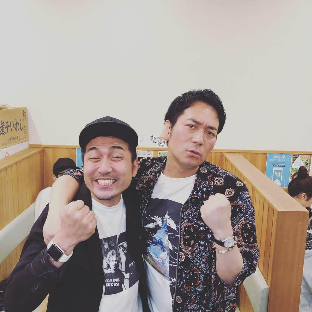 武智正剛さんのインスタグラム写真 - (武智正剛Instagram)「昨日は久々にラフコンの重岡と会いました！楽しかった〜〜！ #ラフコン #重岡 #同期 #昔からよく似てると言われる #安心して下さい #僕はここまで元ヤンではないです #スーパーマラドーナ武智」6月11日 15時56分 - supamaradonatake