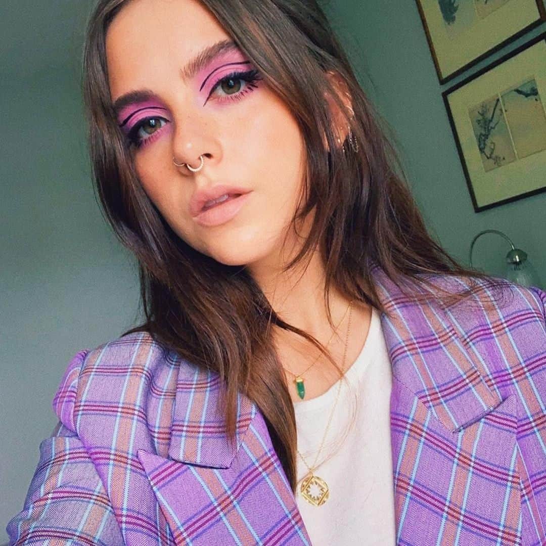 アクセサライズのインスタグラム：「Layering has never looked so good. Combine new season crystals with trending coin pendants, and bring an edgy detail to your festival ensemble. 📷 @sunbeamsjess. 🔍: Crystal necklace - 6857203000 🔍: Coin pendant - 6828328100 Tap the link in the bio to shop now.  #Accessorize #accessorizer」
