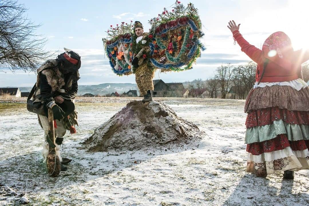 National Geographic Travelさんのインスタグラム写真 - (National Geographic TravelInstagram)「Photo by @hoffmanbrendan | Malanka is an annual festival celebrated in a handful of villages in the Carpathian Mountains of western Ukraine, most famously Krasnoilsk, near the border with Romania. Taking place over a full 24 hours during the Orthodox New Year, or January 13-14 by modern calendars, revelers dress as bears, gypsies, old women, and more, visiting every house in the village to sing and perform skits drawn from ancient storylines, the origins of which no one can quite remember. By sundown of the second day, following a parade, the participants head home exhausted, frozen, and happy. #ukraine #malanka #krasnoilsk #carpathians」6月11日 16時01分 - natgeotravel