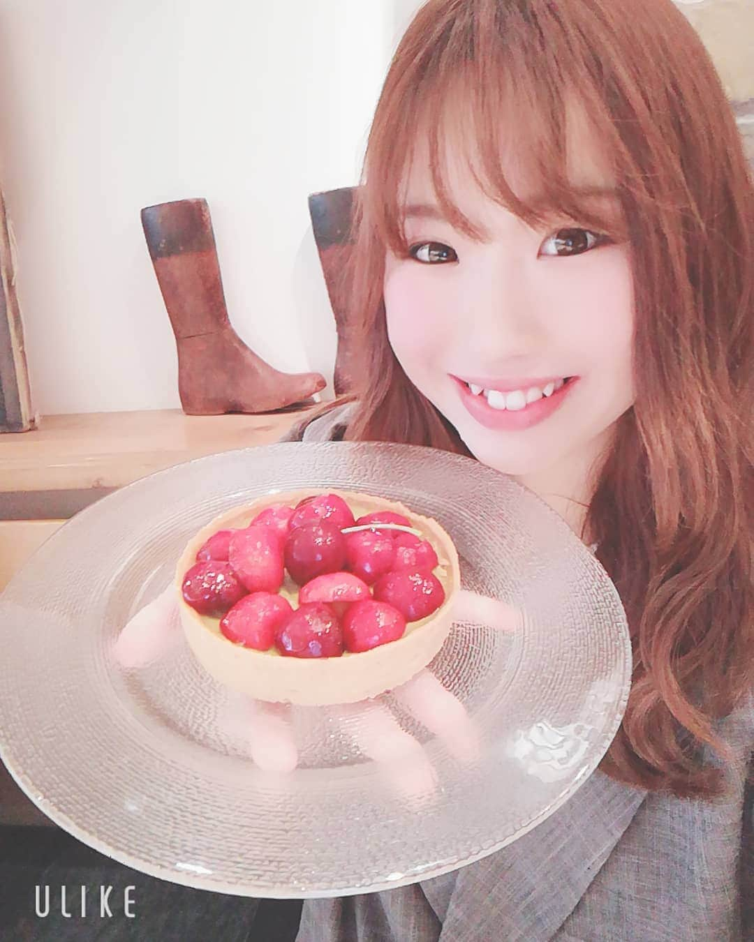 鈴木美南海さんのインスタグラム写真 - (鈴木美南海Instagram)「さくらんぼのタルト～っ🍒 これぞ！山形県民🤗 . さくらんぼの果実味とタルトに使用されているピスタチオの相性が最高すぎる😋💕 すごくおいしいです💕💕 . #鈴木美南海 #女優 #役者 #芸能事務所 #newgatetokyo #所属 #目標 #夢 #叶える #舞台 #さくらんぼ #タルト #カフェ #カフェ巡り #カフェ好き #お洒落 #お洒落な人と繋がりたい #新宿 #新宿カフェ #東京 #山形 #地元愛 #handbakes」6月11日 16時05分 - u_minami_official