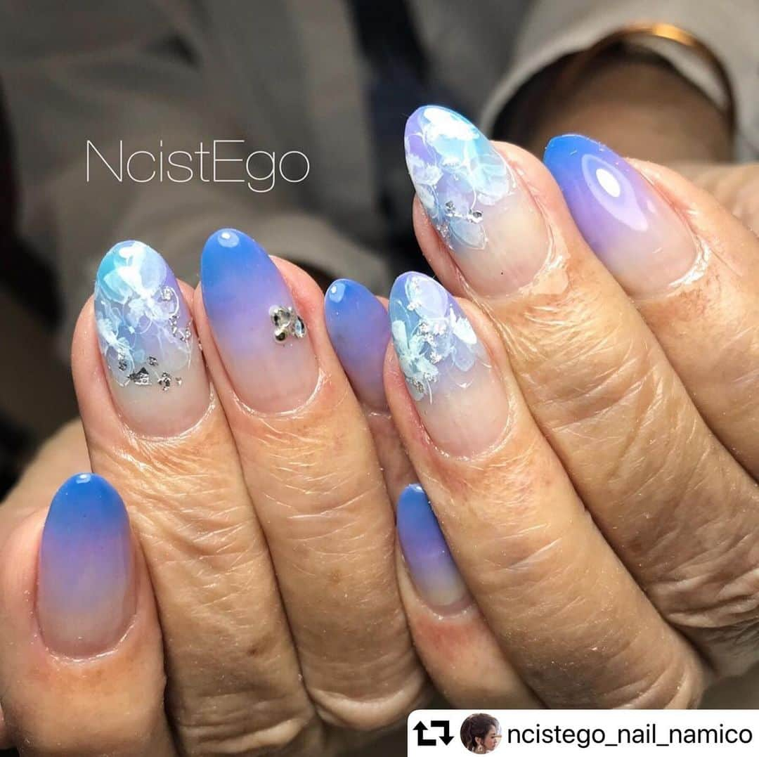 LEAFGEL PREMIUMさんのインスタグラム写真 - (LEAFGEL PREMIUMInstagram)「. Namico先生 @ncistego_nail_namico の 紫陽花ネイルのご紹介です☔️ . 使用カラーはこちら✨ 002 パルフェ・ブランシュ 043 グリシヌ・ブトン k06 ルポゼ・フラグランス . repost @ncistego_nail_namico ・・・ 89歳のお客様ネイル💅 今回は紫陽花テーマ  使用カラーはスワイプ▶︎▶︎ #NcistEgo#nailart #nail#nailist #naildesign #nailstaglam #jelnail#fashion#Design#エヌシストエゴ#ネイル#ネイルアート#ネイルデザイン#ファッション#デザイン#美甲#네일#네일아트 #リーフジェル#リーフジェルプレミアム #leafgelpremium#四国#高知#高知ネイル#高知ネイルサロン#スカルプネイル#NcistEgoアート#紫陽花ネイル#swarovski」6月11日 16時18分 - leafgel_premium