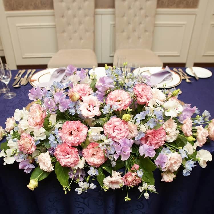 ホテルモントレウェディング【公式】 のインスタグラム：「♥ ￣￣￣￣￣￣￣￣￣￣ @montereyweddingをフォローして 『 #モントレ花嫁 』『 #ホテルモントレ』の タグをつけて投稿してくださいね＊*. . ピンク×ブルー系の装花で さわやかにおふたりの周りを彩る メインテーブルフラワー♡ . ◆ホテルモントレ公式HPはこちら* https://www.monterey-wedding.jp . #モントレ #モントレ花婿  #dressy花嫁 #プレ花嫁 #marry花嫁 #卒花 #marryxoxo #wedding #weddingceremony #weddingreception #weddingparty #weddingdress #dress #flower #weddingbouquets #プラコレ #結婚式場 #ウエディングニュース  #日本中のプレ花嫁さんと繋がりたい #結婚式 #パーティー #披露宴 #ホテルウェディング #ウェディングブーケ #bouquets #flowers #flowerarrangement」