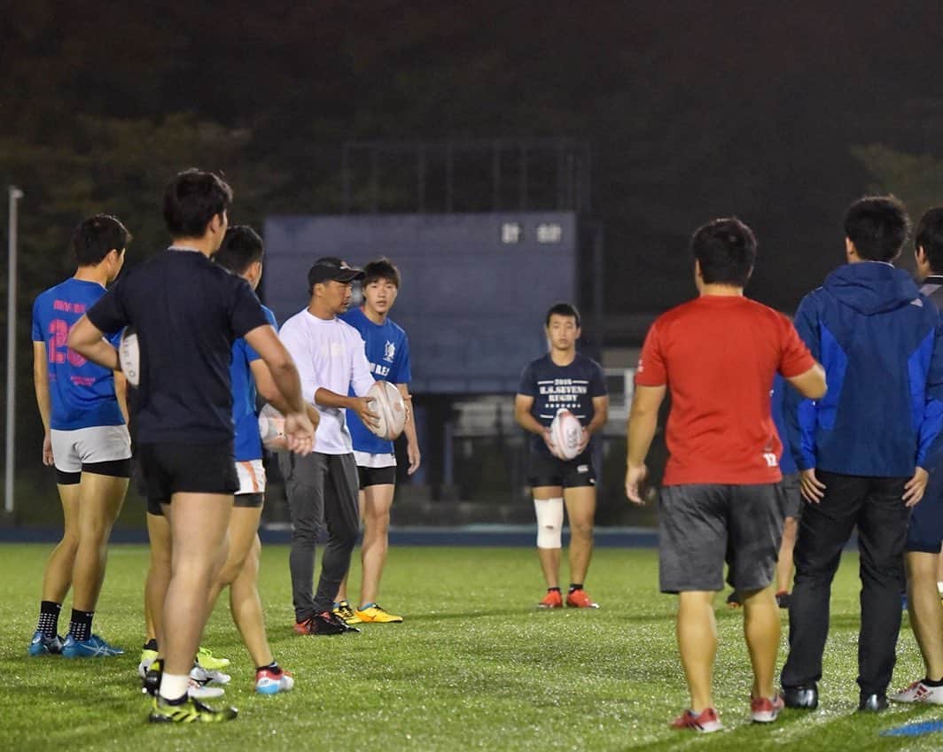 君島良夫さんのインスタグラム写真 - (君島良夫Instagram)「先週の愛知学院大学でのキックセッションの様子。自分の経験を伝えるだけでなく、常に新しい情報を取り入れて、吸収して、学生たちと向き合う。教わることの方が遥かに多い。 . Kicking session with @agu_rugby last week. So grateful for sharing some tips with the new generations. Love my job. . #JEK @japan_elite_kicking  Photo credit: @u_shi_」6月11日 16時34分 - yosh_10