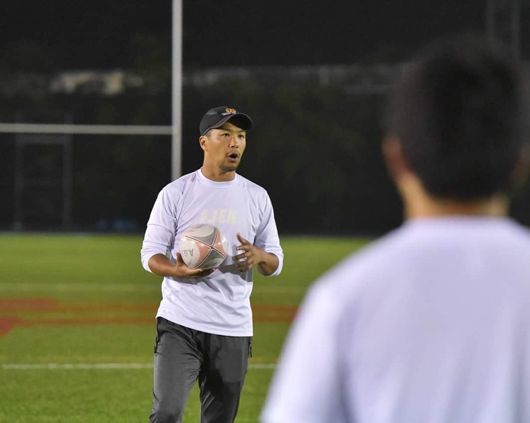 君島良夫のインスタグラム：「先週の愛知学院大学でのキックセッションの様子。自分の経験を伝えるだけでなく、常に新しい情報を取り入れて、吸収して、学生たちと向き合う。教わることの方が遥かに多い。 . Kicking session with @agu_rugby last week. So grateful for sharing some tips with the new generations. Love my job. . #JEK @japan_elite_kicking  Photo credit: @u_shi_」