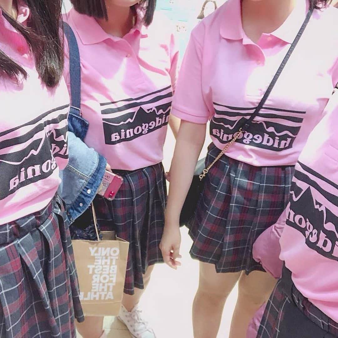 Nom de plumeさんのインスタグラム写真 - (Nom de plumeInstagram)「﻿ 🎊🏃‍♀️体育祭特集🏃‍♂️🎊﻿ ﻿ 👕クラスT﻿ クラス全員お揃いのTシャツで﻿ 団結度も高まる🔥﻿ ﻿ キャラクター系やスポーツ系など﻿ デザインもクラスの個性の出しどころ✍️✨﻿ ブランドのパロディTが人気みたい！﻿ ﻿ みんなも参考にしてみてね😎﻿ ﻿ ﻿ 🎀photo by 🎀﻿ ・@__a_yuuu02 ・@kokoro2412 ・@natukoi0718 ・@213himari ・@a__sni7 ・@chibaban_21325 ﻿ ◇◇◇◇◇◇◇◇◇◇◇◇◇◇◇◇◇◇◇◇◇◇◇◇◇◇◇◇◇﻿ ﻿ #nomdeplume #クラスT #クラT #体育祭 #クラスTシャツ #クラTプリ #体育祭プリ #体育祭衣装 #体育祭tシャツ」6月11日 16時32分 - nomde_official