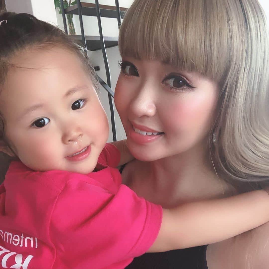 mirayさんのインスタグラム写真 - (mirayInstagram)「愛するあかねちゃん宅で友希ちゃんと可愛すぎるリコ👶ウタとホームパーティ❤️👩‍👩‍👧‍👦 本当にあかねちゃんお料理上手でセンス抜群で美人で憧れの女性😭✨ リコちゃんの一気コールにはたまげた🤣🍷w この日人生で初めておんぶしたよ❣️❣️ あかねちゃんファミリーが本当に大好き‼️‼️ リコウタ @riko_uta のファンです私❤️ しょっちゅうインスタ見てニヤニヤしてる☺️❤️ 子ども好きじゃなくて可愛い子どもが好きやねん❤️w  東のあかねちゃんファミリー @akanes99  西のベイビーファミリー @mymiyuumiyuuu  友希ちゃんといつもこの幸せ2家族最強だねって話してる❣️❣️ もう会いたい😭❤️ #family #baby #homeparty」6月11日 16時36分 - miray0705