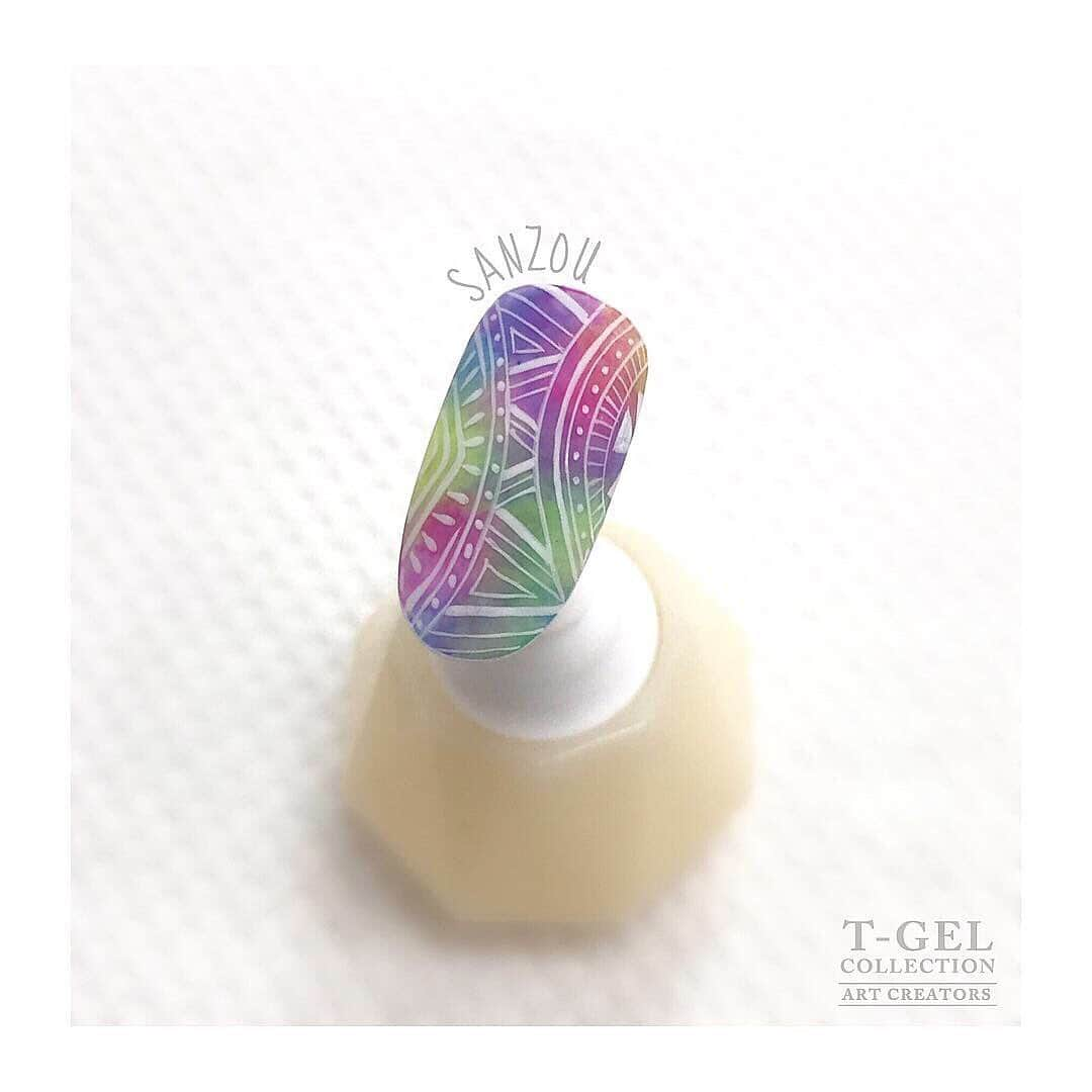 ネイルショップTATさんのインスタグラム写真 - (ネイルショップTATInstagram)「【T-GEL コラム vol.11】 ・ ━━━━━━━━━━━━━━━ 今回はSANZOU先生の T-GEL夏カラーとおすすめ夏アートをご紹介いたします！🧚‍♀️❥ ・ ・ 🔫48823 Ｄ０５６　ルミナスコーラル 発色がよく蛍光感のあるコーラルオレンジ。 ・ 🔫42381 Ｄ０４８　ルミナスイエロー 発色がよく塗りやすいネオンイエロー。 ・ 🔫42378 Ｄ０４５　ネオンオレンジ 単色にも適しているミルキーネオンオレンジ。 ・ 🔫77957 Ｄ１５５　グリーンアップル ニュアンスアートやフラワーアートの差し色に最適。 ・ 🔫95951 Ｄ２０５　シャンパンゴールドＥＸ 粒子の密度が高く、最強の輝きを放つシャンパンゴールドグリッター。 ・ ・ 💁‍♀️『夏のオススメカラー５色を選んだポイントは個人的にもビビッドなネオン系は大好きなのでサロンでも良く出るカラーを選ばせていただきました。最近は、ワンカラーで仕上げるよりも、スモーキーやヌーディーなカラーのフレームに使用して引き締めで仕上げたりネオンで先端だけスキニーラインを引いたりするのがオシャレだなぁと思います！』 ・ ・ SANZOU先生ありがとうございました(*^^)♥︎ ・ ・ @nail.ya.sanzou  SANZOU先生のインスタも check!☝︎!!✨ ・ ・ 過去のT-GELコラムはこちらから♬｡. ⇒ #tgel_コラム ・ ・ #nail #nails #tat #ネイルアート #nailshoptat #ティーエーティー#japan #しぇあねいる #ジェルネイル　#ネイルアート2019 #ネイルデザイン #tgel #tgelcollection #tgelコラム #ティージェル #ティージェルコレクション #夏カラーネイル #夏ネイル #ネイルアート #ネイルカラー」6月11日 16時37分 - nailshoptat