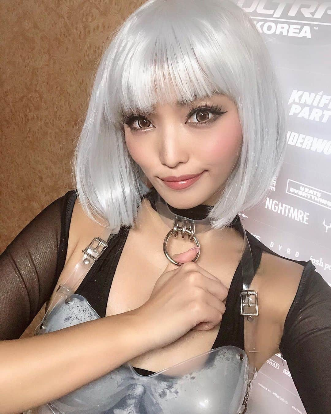 MIKAさんのインスタグラム写真 - (MIKAInstagram)「favorite android look for day3 @umfkorea_official #👽 my plastic boobs are sweaty af🥴💧 大好きなグレーのウィッグ♡ 今回もかぶれて嬉しい🎶 あの炎天下メインステージだと少し踊っただけでも滝汗で、ウィッグの前髪本当暑かった。。地毛で前髪あった頃が信じられないw どうやって過ごしてたんだろう🤣ロケットおっぱいも汗で曇ってる🤣🤣💦 #umfkorea #ultraangels #umf #dancer #hairmakeupdiary #wig #silverhair #festival #ウルトラ #ダンサー」6月11日 16時38分 - cjd_mika