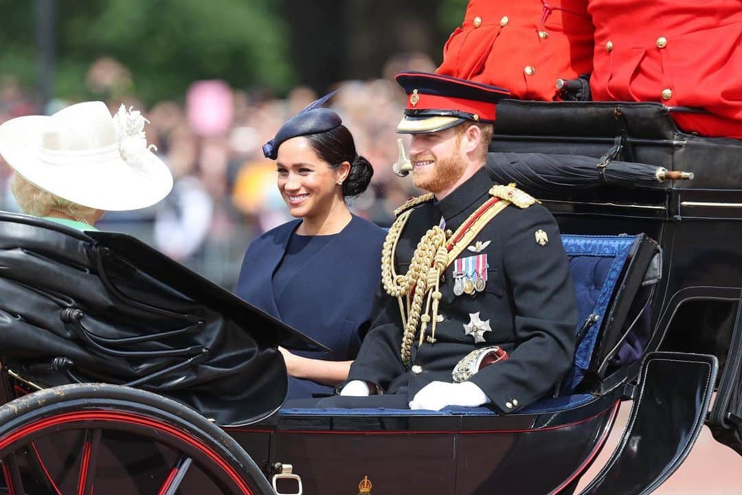 Vogue Australiaさんのインスタグラム写真 - (Vogue AustraliaInstagram)「#MeghanMarkle debuted a sparkly new ring at the Trooping the Colour ceremony this past weekend that many believe was a special gift from her husband to celebrate their wedding anniversary. At the link in the bio, Vogue investigates all the special pieces gifted or loaned to the Duchess of Sussex by the royal family. 📸 Getty Images」6月11日 16時38分 - vogueaustralia