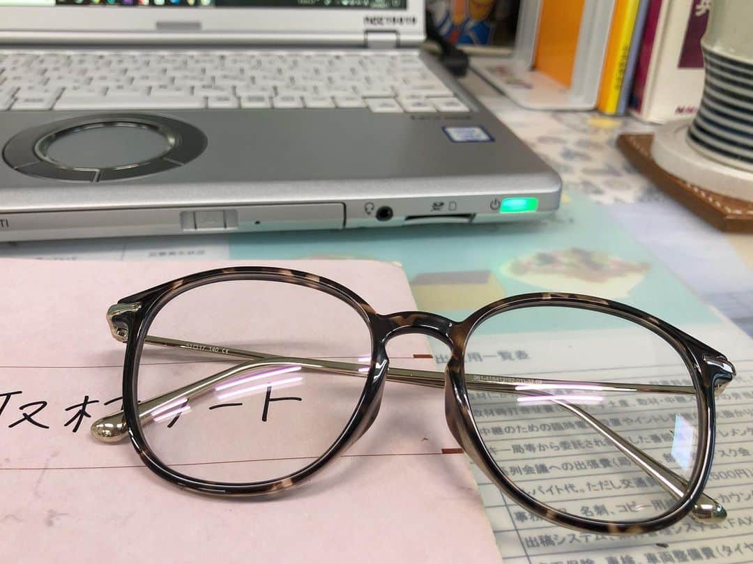 のインスタグラム：「. ついにUVカット付きメガネを買いました🙌👓 . 紫外線対策といえば 日傘などを思い浮かべますが 目を守ることも重要なんだそう🌞 . なくさないようにしなくちゃ！笑 . . お天気クイズは先週に引き続き 『梅雨』がテーマです☂️ . まだまだ梅雨入りの気配はありませんが みなさんもテレビの前で一緒に考えてみてください♪ . . #お天気クイズ  #Jチャン長崎 #スーパーJチャンネル長崎 #気象予報士 #野仲郁宏 #アナウンサー #藤坂奈央」