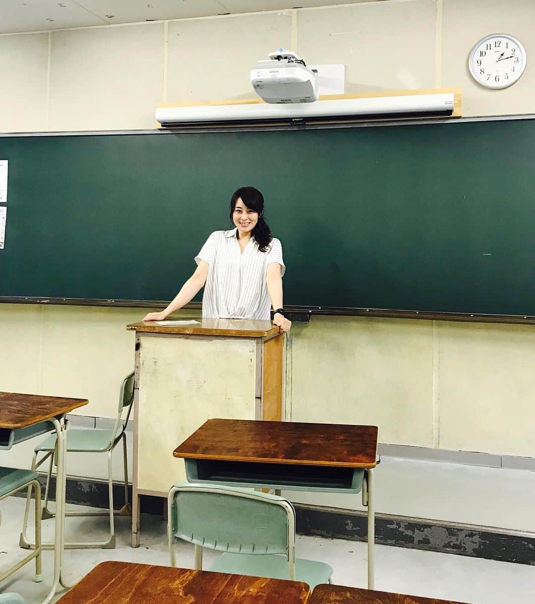 姫路麗のインスタグラム：「三者懇談。 先生が来る前に… きりーつ！笑笑」
