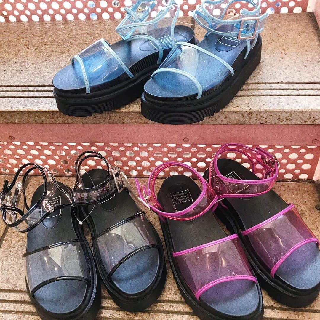 スピンズさんのインスタグラム写真 - (スピンズInstagram)「🌻Clear Sandals🌻﻿ ﻿ 大人気✳クリア素材を取り入れた﻿ 夏っぽ🌞🌴今っぽ💎🧹な﻿ トレンド感満載のサンダル💫💫﻿ ﻿ 足元からオシャレさんに😍🛁﻿ ﻿ ﻿ price : ￥2,999+tax﻿ ﻿ #SPINNS #スピンズ #サンダル #クリアサンダル #夏 #summer #fashion #ファッション #暑い #🌞 #🌴 #🌺 #✨」6月11日 16時58分 - spinns_official