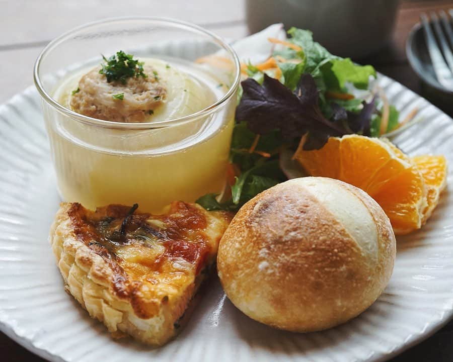 hirokoさんのインスタグラム写真 - (hirokoInstagram)「🌱2019.6.11（火） ✽.｡.:*・ﾟ #hiroponの朝ごはん ・ 今朝の#ワンプレート ・ 今日のパンは @pand_stylebread の#冷凍パン #小麦パン （ナチュール） ・ menu📝 ▪︎キッシュ ←昨日のキッシュ ▪︎小麦パン ▪︎丸ごと玉ねぎスープ ▪︎グリーンサラダ ▪︎オレンジ ・ ・ 昨日のキッシュをレンチンで温め トースターでチン！ ・ 丸ごと玉ねぎスープは 「丸ごとトマトの冷製スープ」と作り方は同じ〜 玉ねぎバージョンってとこかな ・ ・ 【丸ごと玉ねぎのスープ】 レシピはブログに載せてます プロフィール🔗から飛べます おひまな時に遊びにきて下さ〜い🤗 ・ ・ ▫️--------------------end--------------------▫️ #hiroponのワンプレートごはん #パンとスープ #pand #インスタフード #おうちごはん通信 #おうちごはんLover #くらしメイド #お家カフェ #フーディーテーブル #マカロニメイト #デリミア #デリスタグラマー #バランスの良い食事 #朝ごはん #うちのシェフ #おうちごはん #朝時間  #日々の暮らし #キナリノ #kurashirufood #snapdish #macaroni #locari_kitchen #lin_stagrammer #wp_deli_japan ・」6月11日 8時06分 - hiropon0201