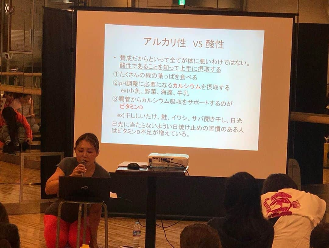 岡部友さんのインスタグラム写真 - (岡部友Instagram)「FITNESS ANGEL CAMP 2019 (@fitness_angel.suf ) 東京二回目が昨日開催されました！！ 会場はゴールドジムANNEX(@goldsgymjapan )！！ アネックスはお尻鍛える女子には胸熱マシンとスタジオクラスが揃ってるからホームジムにオススメ！  今回もみなさんのご協力のもと定休日に開催しました！ご協力ありがとうございます。  2019年のキャンプは去年とは違い、去年ブンブンコンテスト(@missbumbumbrasil )に出場した愛梨先生(@fitness.airi )の栄養学も！ 栄養学、トレーニング座学、実技の三本立て🍑⭐︎ トレーニングのフォームよりも大事なことを伝授。 外からはみえない意識のところ。何を意識してトレーニングをするかを正せばフォームは自ずとうまくなる。 そこにトレーニングの種類と正しい負荷が加われば、身体は必ず変わります！  残すは来週17日博多(@ゴールドジムコマーシャルモール)で行います！  身体づくりで悩んでる方も 今から始める人も この自分磨きの塾、是非来てください！ #ヒップトレーニング #fitnessangel  #hiptraining #ヒップアップ #fitness #桃尻 #美尻 #フィットネスエンジェル #hipthrust #ヒップスラスト #岡部友 #ゴールドシム」6月11日 8時09分 - tomo_fitness