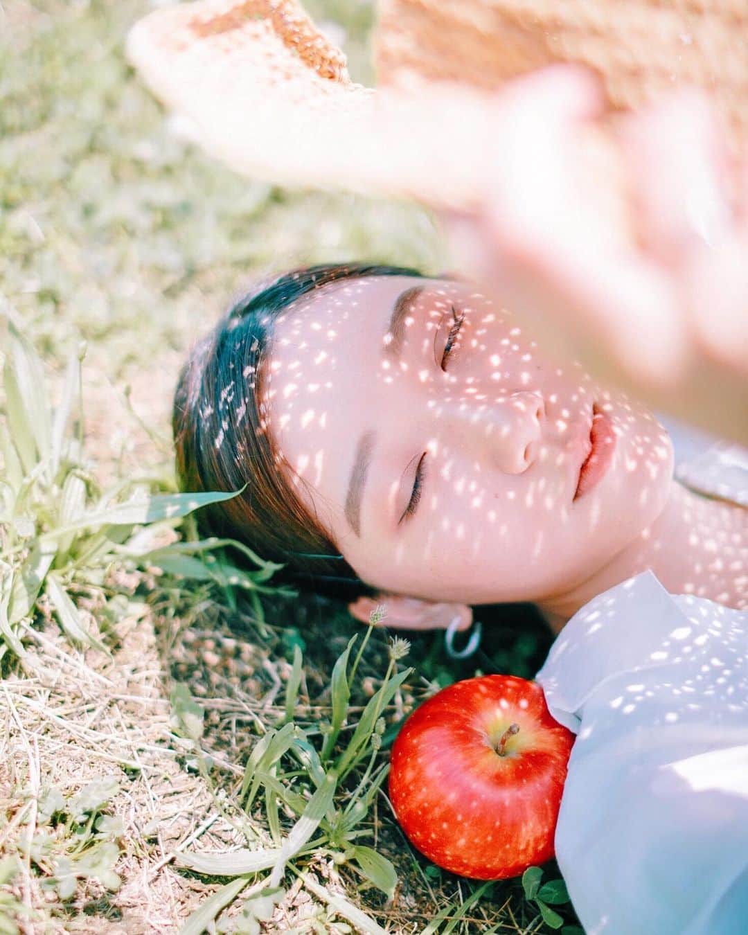 hiderin777のインスタグラム：「. . . . . 初夏の兆し👒 . . . #りんごがーる  #contax  #distagon  #carlzeiss  #35mmf14」