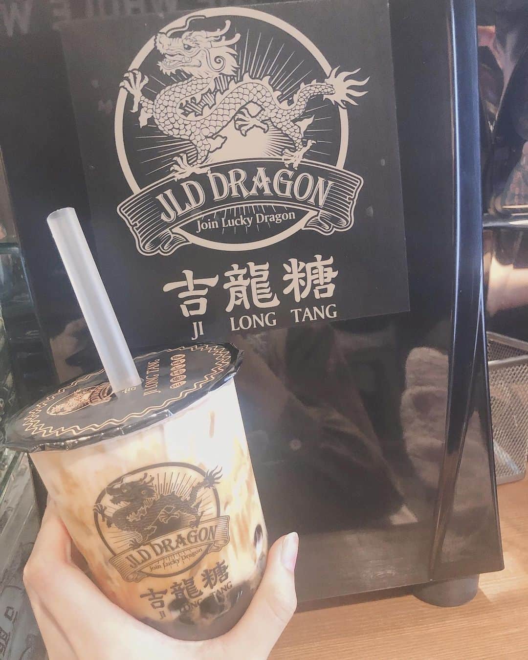 のインスタグラム：「週に1度はタピオカ飲んでる気がする🤔 台湾で飲んで忘れられなかったタピオカ❤︎ #おはよう#みんな起きてる？#映えとか知らん#タピオカ#恵比寿#ジロンタン#吉龍糖#jilongtang#nanamitanabe」