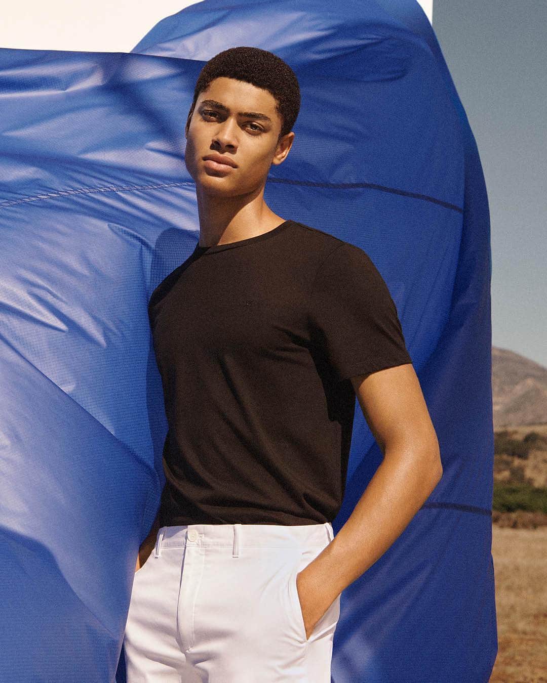 Calvin Kleinさんのインスタグラム写真 - (Calvin KleinInstagram)「Back to #basics ✨ featuring our #Spring2019 #CALVINKLEIN New Essentials regular fit liquid touch crewneck t-shirt. A go-to gift for the #Casual Dad this #FathersDay ⠀⠀⠀⠀⠀⠀⠀⠀ Tap to shop 🔝」6月11日 8時24分 - calvinklein