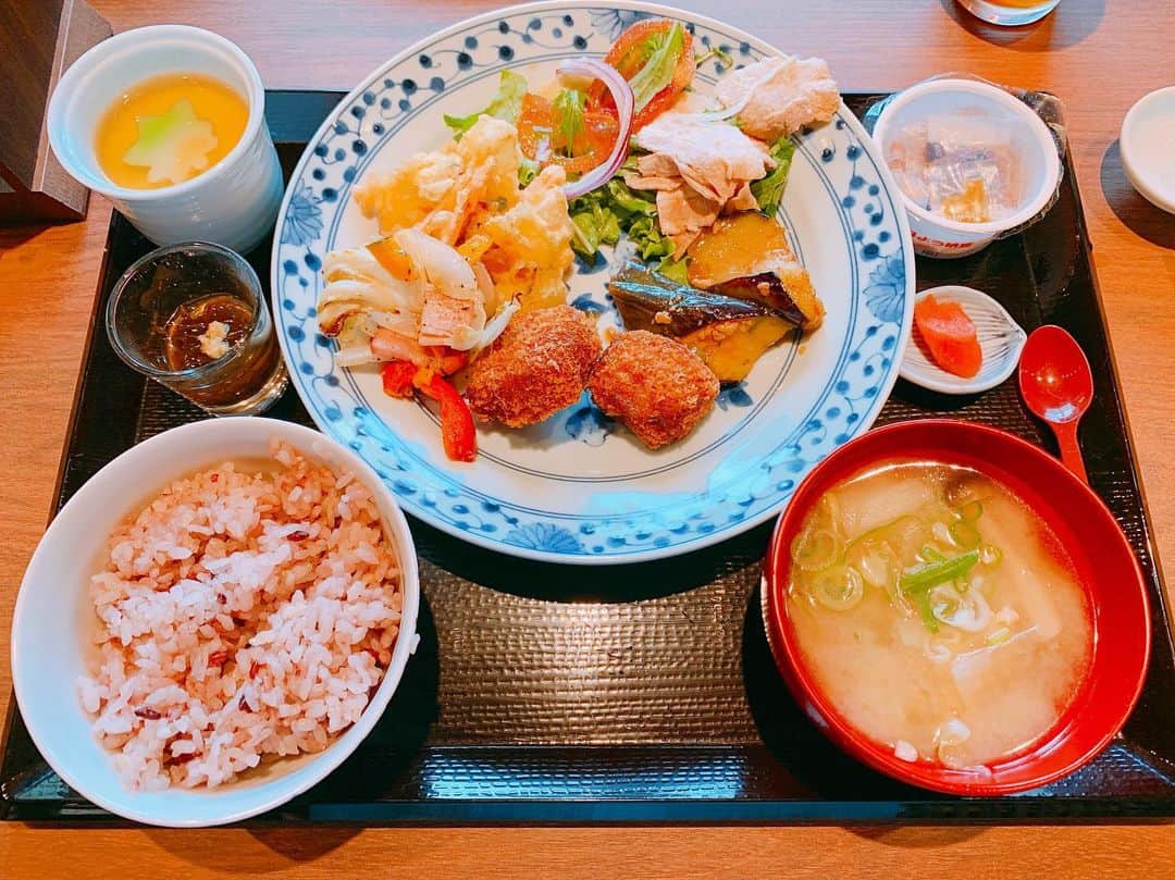 金子貴俊のインスタグラム：「京都のホテルの朝食。 ビッフェの品揃えが素晴らしく、 取り過ぎてしまった(^◇^;) しっかり食べてロケ頑張るぞー！」