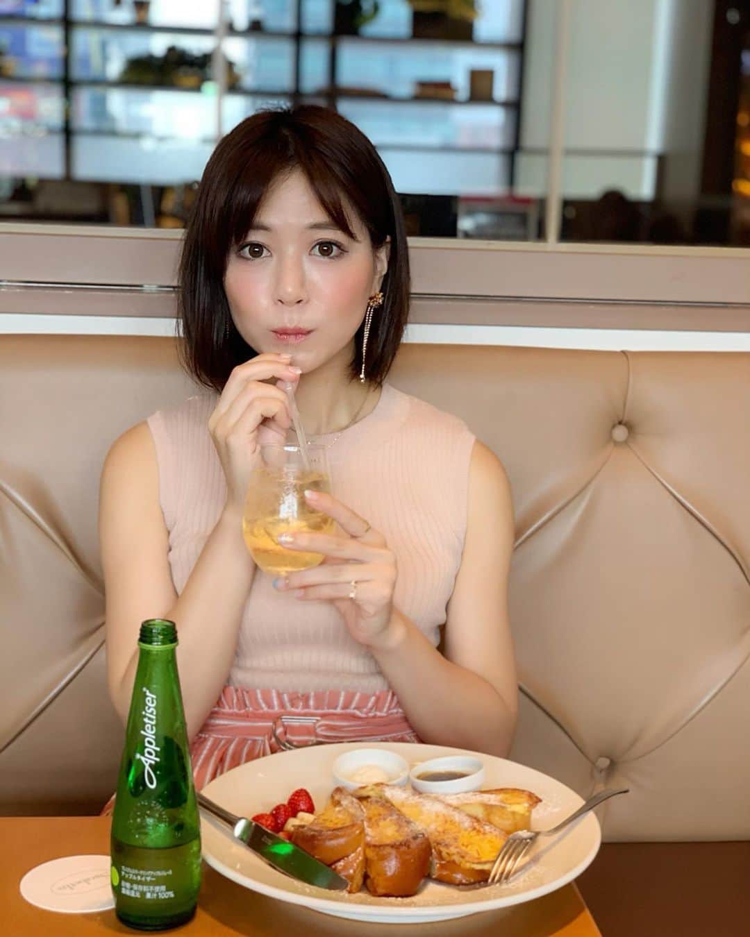 石井里奈さんのインスタグラム写真 - (石井里奈Instagram)「おはよん☺️💕 . 今朝は里奈ログ😘✨🥞 . 大好きな朝活🥺🥺 早起きしてNYの朝食の女王、サラベスへいってきたよ☀️🚶‍♂️ . 行列が絶えないので朝一で☀️ . 看板メニューのフラッフィーフレンチトーストとアップルタイザーを💕 . アップルタイザー、果汁100%砂糖不使用だし、朝ごはんにもぴったりなのだ🙆‍♀️💕 . 外がカリッとして中がふわふわのフレンチトーストと共に😘✨最高においしかったな～、朝から幸せ気分☺️☺️ . 今日も頑張っていきましょう❤️ . サラベス 品川店 ☎︎03-6717-0931 . #りなまるグルメ #グルメ #apple #パンケーキ #pancake #サラベス #sarabeths #ny #newyork #ニューヨーク #朝食の女王 #アップルタイザー #アップルタイザーカフェ部 #砂糖不使用 #ノンアルコール #カフェ #カフェスタグラム #朝食 #モーニング #朝ごはん #パンケーキ部 #朝活 #フレンチトースト #frenchtoast #パンケーキ部 #品川 #品川駅 #shinagawa #breakfast」6月11日 8時27分 - ri7tin1025