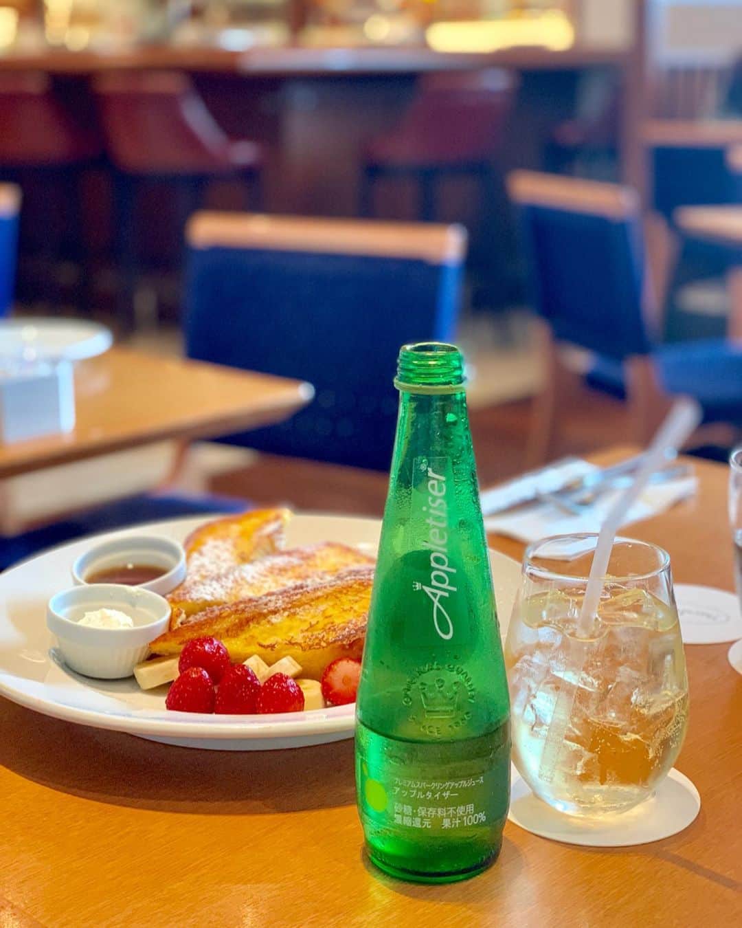 石井里奈さんのインスタグラム写真 - (石井里奈Instagram)「おはよん☺️💕 . 今朝は里奈ログ😘✨🥞 . 大好きな朝活🥺🥺 早起きしてNYの朝食の女王、サラベスへいってきたよ☀️🚶‍♂️ . 行列が絶えないので朝一で☀️ . 看板メニューのフラッフィーフレンチトーストとアップルタイザーを💕 . アップルタイザー、果汁100%砂糖不使用だし、朝ごはんにもぴったりなのだ🙆‍♀️💕 . 外がカリッとして中がふわふわのフレンチトーストと共に😘✨最高においしかったな～、朝から幸せ気分☺️☺️ . 今日も頑張っていきましょう❤️ . サラベス 品川店 ☎︎03-6717-0931 . #りなまるグルメ #グルメ #apple #パンケーキ #pancake #サラベス #sarabeths #ny #newyork #ニューヨーク #朝食の女王 #アップルタイザー #アップルタイザーカフェ部 #砂糖不使用 #ノンアルコール #カフェ #カフェスタグラム #朝食 #モーニング #朝ごはん #パンケーキ部 #朝活 #フレンチトースト #frenchtoast #パンケーキ部 #品川 #品川駅 #shinagawa #breakfast」6月11日 8時27分 - ri7tin1025