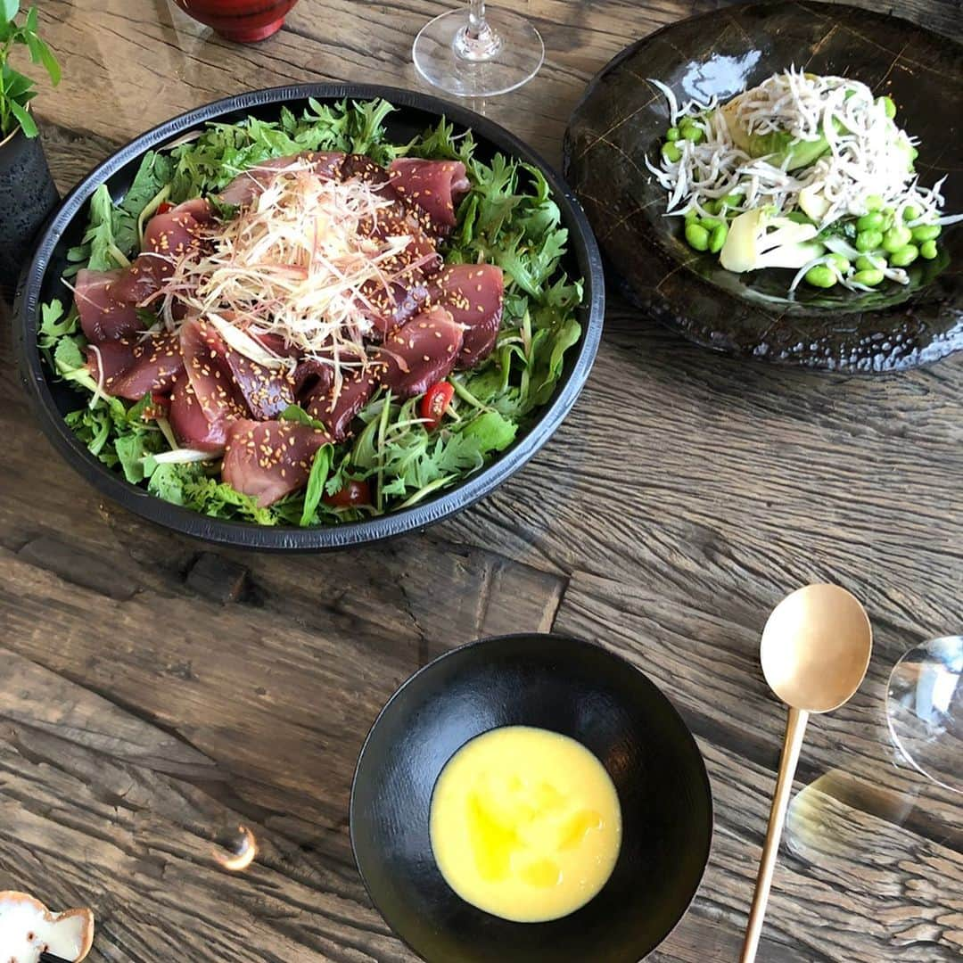 森本容子さんのインスタグラム写真 - (森本容子Instagram)「週末は @roar_guns  先輩宅にシェフをよんで #Dinner でした。お皿が月村さんと史朗さんの作品ばかりで素敵だし美味しさ倍増でございました。 息子はお兄ちゃん達に夢中。楽しかった💛 ◆◆◆◆◆◆◆◆◆◆◆◆ 【森本容子セレクト オンラインストア】http://ymdo.tokyo ※新作お知らせから発売開始時間までも【在庫切れ】と表示されておりますので注意ください。 ※商品のお問い合わせ、質問はオンラインストアへお願い致します。  @kariangofficial @ymdoshop @bankertokyo @yocomorimoto #bankertokyo #ymdoshop #kariang #banker #tokyo #denim #japanmade #カリアング#バンカートーキョー #バンカー東京#レディスウェア#今日のコーデ#カットソー#コーディネート#森本容子#キッズウエア #マタニティウエア #マタニティ#マタニティコーデ #がんばれ高齢出産 #fashion #yocomorimoto #新生児 #新生児のいる生活 #生後1ヶ月 #生後2ヶ月 #生後3ヶ月#生後４ヶ月 #生後5ヶ月」6月11日 8時27分 - yocomorimoto