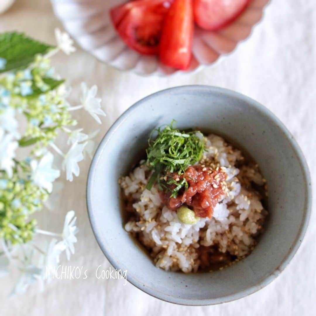 michikoscookingさんのインスタグラム写真 - (michikoscookingInstagram)「おはようございます。  梅雨の晴れ間☀️ . 今日は、気の重い仕事があり 自分を鼓舞しないと 重い腰が上がらない。  梅パワーで元気をもらいます。  またしても #きのう何食べた  を見て食べたくなった#梅茶漬け 。  たたき梅とわさびの組み合わせが なんともそそる。  こぶ茶は常備してないので めんつゆプラス梅醤油。  あ、焼きのり入れ忘れた！  #シロさんの梅茶漬け とは名乗っちゃダメよね。  #きのう何食べた再現レシピ  #お茶漬け #あさごはん  #朝ごはん  #foodstagram #foodporn #foodpic #delistagrammer #フーディーテーブル #料理教室 #料理教室東京 #お料理教室 #おうちごはん #japanesefood #japanesehomecooking #washoku」6月11日 8時29分 - michikoscooking