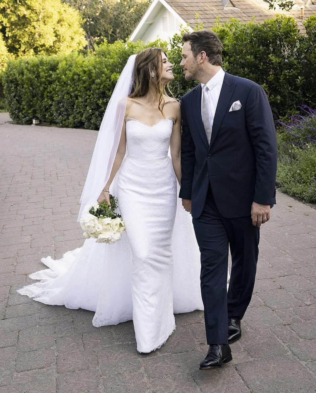 Just Jaredさんのインスタグラム写真 - (Just JaredInstagram)「Chris Pratt and Katherine Schwarzenegger’s celeb friends have left congratulatory comments after their wedding. Tap this photo at the link in bio to see what 20 more celebs said! #ChrisPratt #KatherineSchwarzenegger Photos: Getty, @prattprattpratt」6月11日 8時42分 - justjared