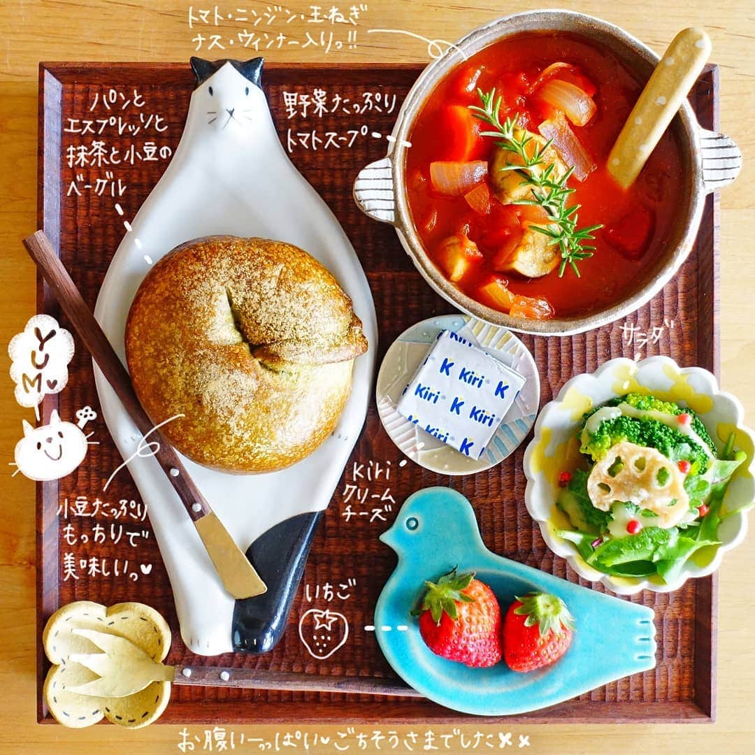 なっつ。さんのインスタグラム写真 - (なっつ。Instagram)「2019.6.11.tuseday PUNICAFE LUNCH. ❁ ある日のおうちごはん♬ ・#パンとエスプレッソと の 抹茶と小豆の#ベーグル ・野菜たっぷりトマトスープ ・kiri ・サラダ ・🍓 ❁ パンとエスプレッソとの 抹茶と小豆のベーグル♡ もっちりずっしりだから 結構お腹たまるー！ kiriつけて食べると 更に美味しくなる法則で さらにうまうま♡ ごちそうさまでした♡ . . 早く起きても たぁいいぷにぽぽ。トラップに 毎回引っ掛かり 遅刻しそうになるわ😂 さーて❗今日もがんばろ~💪✨ ・ ・ ・ #今週もいただきます#なっつごはん🍚#なっつの絵日記」6月11日 8時37分 - punipopo