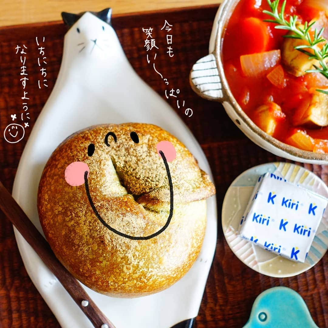 なっつ。さんのインスタグラム写真 - (なっつ。Instagram)「2019.6.11.tuseday PUNICAFE LUNCH. ❁ ある日のおうちごはん♬ ・#パンとエスプレッソと の 抹茶と小豆の#ベーグル ・野菜たっぷりトマトスープ ・kiri ・サラダ ・🍓 ❁ パンとエスプレッソとの 抹茶と小豆のベーグル♡ もっちりずっしりだから 結構お腹たまるー！ kiriつけて食べると 更に美味しくなる法則で さらにうまうま♡ ごちそうさまでした♡ . . 早く起きても たぁいいぷにぽぽ。トラップに 毎回引っ掛かり 遅刻しそうになるわ😂 さーて❗今日もがんばろ~💪✨ ・ ・ ・ #今週もいただきます#なっつごはん🍚#なっつの絵日記」6月11日 8時37分 - punipopo