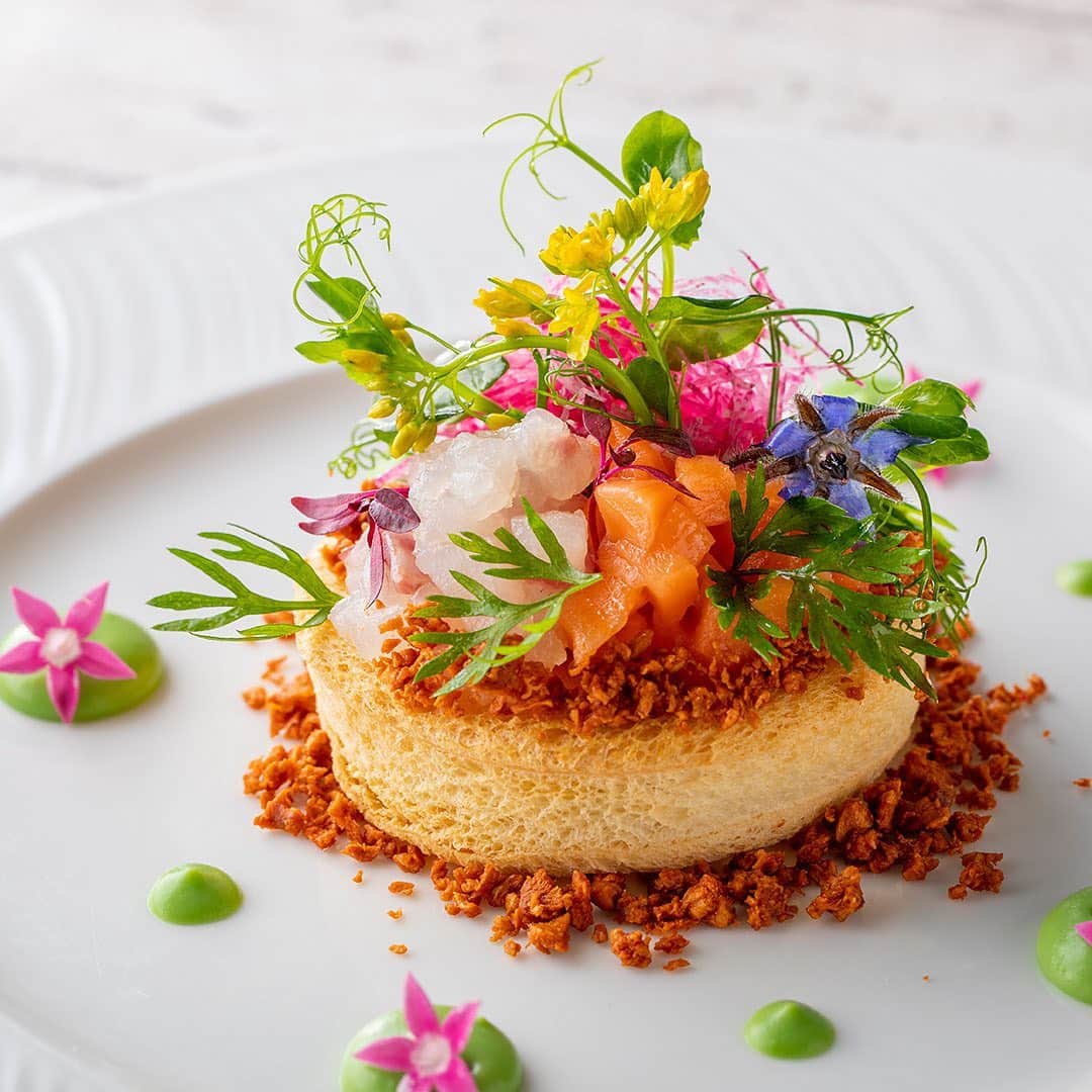 ヒルトン東京さんのインスタグラム写真 - (ヒルトン東京Instagram)「🥢中国料理「王朝」では、今月まで「美潤花ランチ」をご提供中です。﻿ ﻿ 真鯛トラウトサーモンの🐟カルパッチョやホタテのソテーまで、一皿一皿がまるで🌺お花畑のような🌼華やかさ。﻿ デザートは🌧紫陽花を思わせるゼリー入り杏仁豆腐をどうぞ。﻿ グラスの中で花咲く🍵工芸花茶もセットです。﻿ ﻿ 🙃コラーゲンたっぷり、平日限定の美潤ランチで夏の乾燥肌対策はいかが？﻿ ﻿ Enjoy DYNASTY’s Beauty Lunch that comes with collagen-filled broth. Limited to weekdays only!﻿ ﻿ #ヒルトン東京 #中国料理 #王朝﻿ #新宿ランチ #花 #ホテルランチ #コラーゲン﻿ #肌対策 #平日限定﻿ #hiltontokyo #dynasty #chinesecuisine﻿ #tokyoeats #shinjuku」6月11日 8時59分 - hiltontokyo