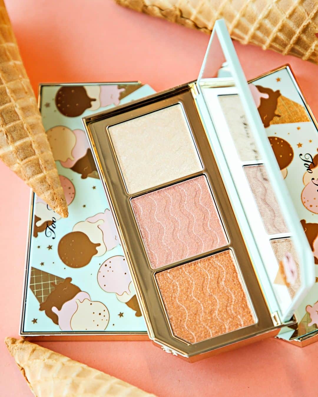 Too Facedさんのインスタグラム写真 - (Too FacedInstagram)「Treat yourself to a SWEET treat with our NEW Triple Scoop Highlighting Palette! 🍦 These ice cream-inspired vanilla, strawberry, and chocolate shades TWINKLE under all types of light! ✨ #toofacedtutti #toofaced」6月11日 9時00分 - toofaced