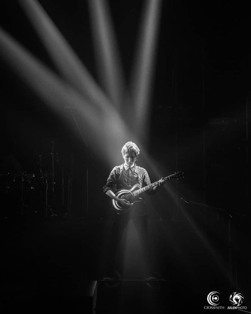 Julen Esteban-Pretelのインスタグラム：「Sometimes shooting soundchecks can deliver striking images since the bands are not playing for an audience and the energy is often different. #throwback from @crossfaithjapan Japan Tour 2015 - Zepp Tokyo #TOURDREAMS #julenphoto #crossfaith  Shot with @nikonjp: Nikon D610, Nikkor 70-200mm f/2.8, ISO800, 165mm 1/320s at f/4, no flash #nikon #nikonjp #clubnikonjapan」