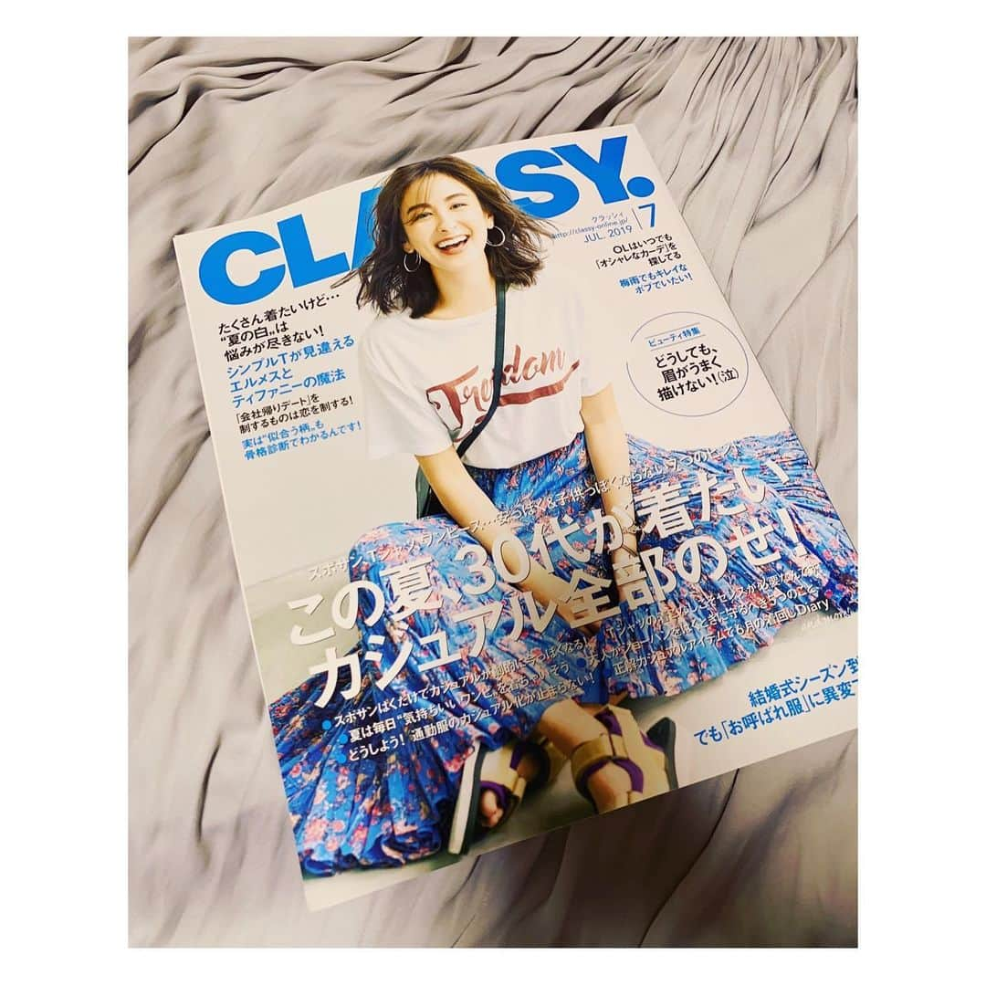 吉田奈央さんのインスタグラム写真 - (吉田奈央Instagram)「CLASSY. 7月号 @classy_mag_insta 🐚 ＊ ＊  大人気のボブの企画🎈 ＊ ＊  だいぶカットしましたー😳 ここまでの短めボブははじめてかも？ ＊  今回はminx の @sakurai__tomomi さんにカットとアレンジをしていただきました✂️ ＊ ＊  ひろがりやすい髪質でも、 【毛先ウェーブボブ】で内外ミックス🦖💙 動きがでて今っぽく素敵に仕上げていただきました🥰 ＊ ＊ わたし中学のショートヘアのとき髪が膨らみすぎて、あだ名ヘルメットやったからな…⛑笑 ＊ ＊ ボブのスタイリング&アレンジ👩 梅雨のお悩みも解決だし、プロセスも細かく載っているよ🌂 ＊ ＊ ＊ #classy#クラッシー#クラッシィ#classymagazine#ボブヘア#ボブヘアー#ショートボブ#ボブスタイリング#ボブアレンジ#ヘアアレンジ#大人カジュアル#メイク#夏メイク#makeup#サロンモデル#サロモ」6月11日 9時01分 - nao70818