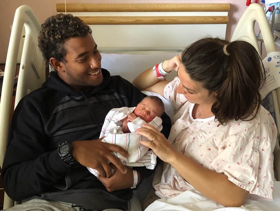 マッケンジー・ダーンのインスタグラム：「Our daughter, Moa, is here! June 9th at 8:25pm! A little late, stubborn, american/brazilian, beautiful, perfect, God’s gift and our family’s biggest pride! Delivery was smooth and I had the most important people by my side! Welcome here my baby girl! We love you so much! || Nossa filha, Moa, chegou! Dia 9 de Junho as 20:25h! Um pouco atrasada, teimosa, gringa/brasileira, linda, perfeita, presente de Deus e a maior orgulho da nossa família! O parto foi ótimo com as pessoas mais importante ao meu lado! Bem vinda filha!! Amamos vc!! 💕🍼 🎉」