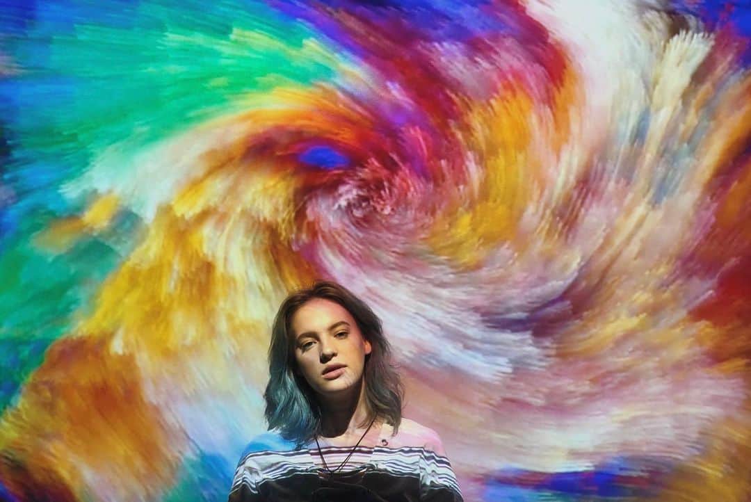 Addison Moffettのインスタグラム：「Do you think flies call us “walks”?」