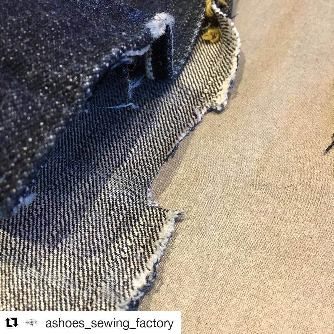 select shop「ASHOES」 SHOP STAFFのインスタグラム：「#Repost @ashoes_sewing_factory (@get_repost) ・・・ インシームのリペア  くるぶしから5cmほど上のインシーム部分。分解してわかったのは、おそらく縫いが甘く、縫製が外れたデニム。  強度の再生も必要だったので、モケた部分をカットして生地を再生。  お気軽に ご相談ください。 −−−−−−−−−−− ジーンズをカッティングから丸縫いしています。シルエットの別注も可能です。 −−−−−−−−−−− #ウエスト詰め #リメイク #デニムリペア #ジーンズ修理 #デニム修理 #サイズ変更 #幅出し #handmade #ハンドメイド #ashoes #亜洲'S #さいたま #大宮 #デニム #ジーンズ #裾上げ #チェーンステッチ #お直し #リペア #穴埋め #タタキ #singersewing #Unionspecial #sewing #sewingmachine #ミシン #シンガーミシン #ユニオンスペシャル #jukI」