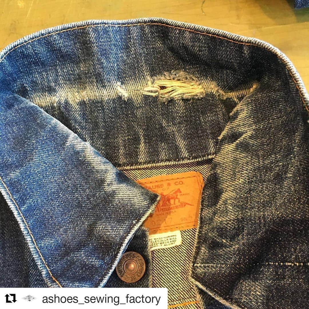 select shop「ASHOES」 SHOP STAFFのインスタグラム：「#Repost @ashoes_sewing_factory (@get_repost) ・・・ Gジャンの襟のリペア。  襟部分を分解してリペアすると、裏側にミシン跡が残らず綺麗に仕上がります。  お気軽に ご相談ください。 −−−−−−−−−−− ジーンズをカッティングから丸縫いしています。シルエットの別注も可能です。 −−−−−−−−−−− #ウエスト詰め #リメイク #デニムリペア #ジーンズ修理 #デニム修理 #サイズ変更 #幅出し #handmade #ハンドメイド #ashoes #亜洲'S #さいたま #大宮 #デニム #ジーンズ #裾上げ #チェーンステッチ #お直し #リペア #穴埋め #タタキ #singersewing #Unionspecial #sewing #sewingmachine #ミシン #シンガーミシン #ユニオンスペシャル #jukI」