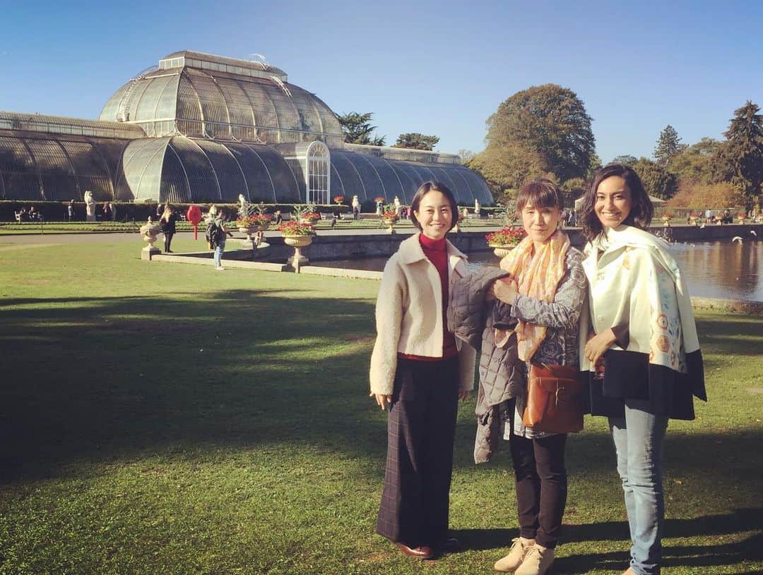 RENAさんのインスタグラム写真 - (RENAInstagram)「For anyone who had the chance to see the tv program on NHK!:) It was the report from Kew Garden! Grateful to have the opportunity to work with the team from JAPAN who flew all the way to London, and the team in the UK who made this possible! There’s reruns, so hope you have the chance to watch someday!:) my outfit dressed by Sujaku  NHKでの番組をご覧になれた方〜。ロンドンのキューガーデンからお送りしました。日本からのチームそしてイギリスのチームと一緒に作り上げられた素敵な作品です。 素敵な作品に参加出来た事、制作スタッフの皆様との素晴らしいご縁と機会に感謝です！またまたこうしてロンドンから何かレポート出来たら嬉しいな〜。私の衣装は by Sujaku  #tv #report #presenter #RENA #Kyotoambassador #japan #uk #tvprogram #nhk #8k #kewgardens #sujaku #kimonodress #artist #private #exclusivetour」6月11日 9時23分 - rena_india
