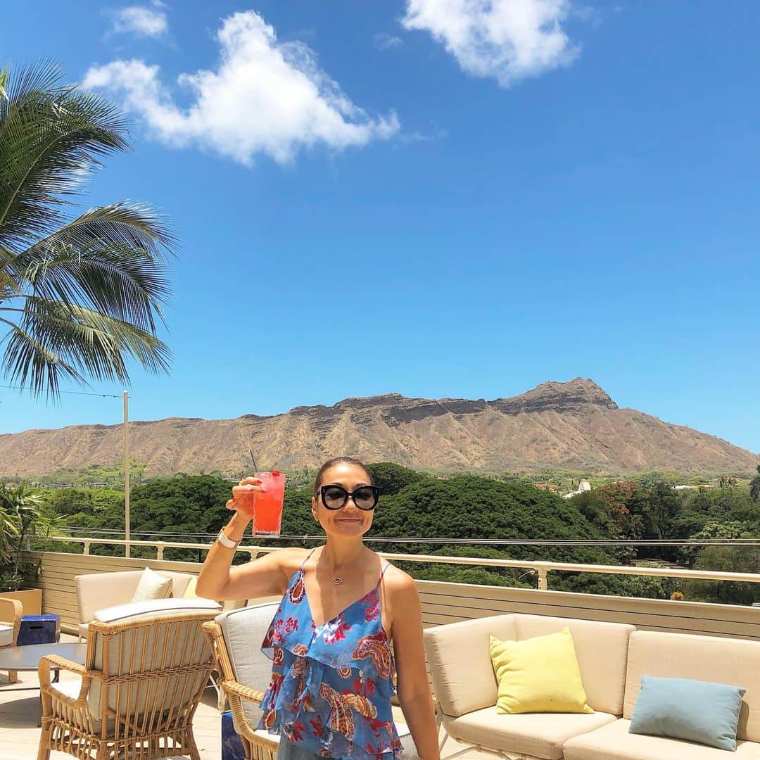 マキ・コニクソンさんのインスタグラム写真 - (マキ・コニクソンInstagram)「Queen Kapiolani Hotelの三階にある”The Deck Waikiki”にランチに来たよ！ 最近ね色々な角度から見る絶景ダイアモンドヘッドの写真を撮ってます！ここから見るヘッド様も素晴らしい！風の通りが良いのか心地良い風がとっても気持ち良かった！まったり出来る空間！😊 #ハワイのおすそ分け🤙🏼 #気持ちの良いレストラン #お子ちゃま連れにお勧め🤙🏼」6月11日 9時34分 - makikonikson